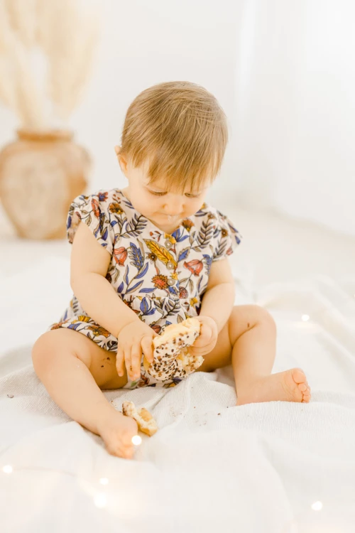 main enfant beige marron gris